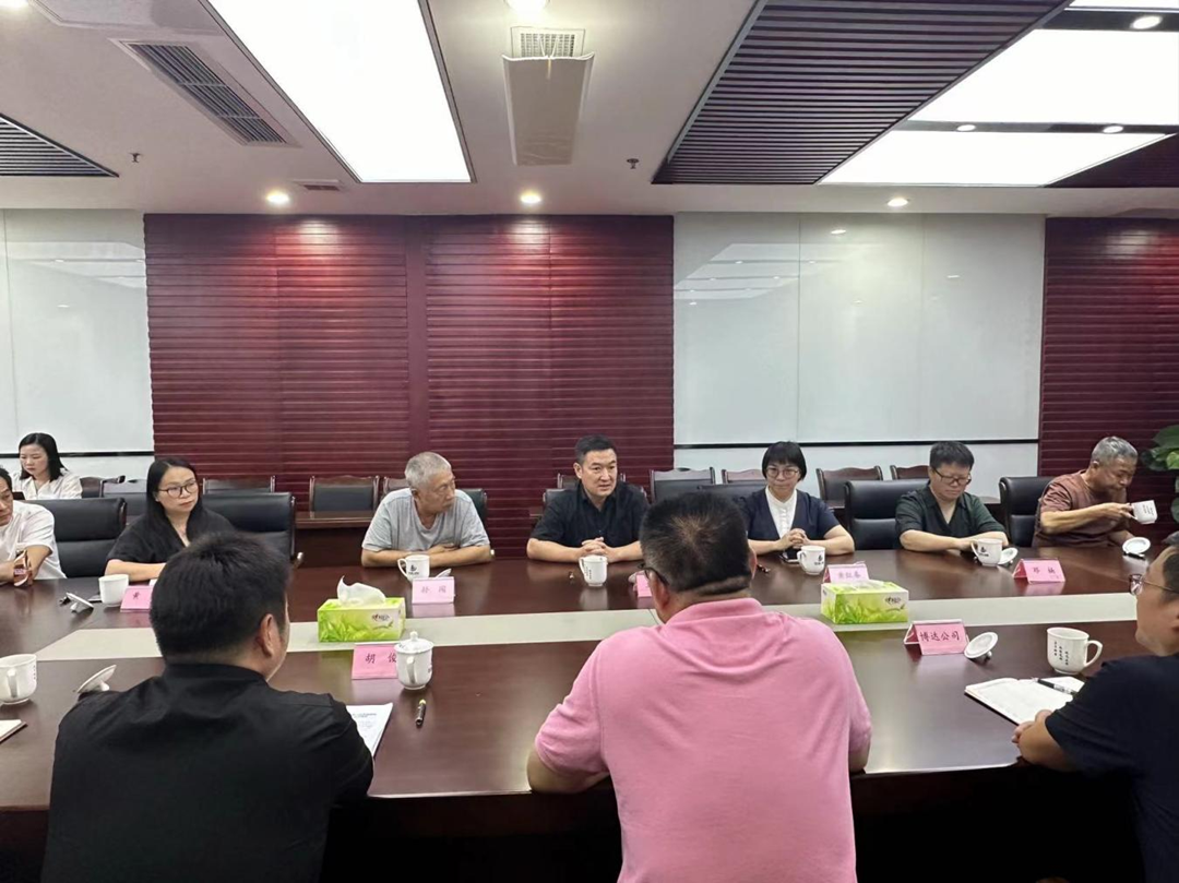 9月3日，四川美術(shù)學(xué)院黨委常委、副院長王朝剛一行蒞臨我司。此次來訪圍繞四方塊文旅商業(yè)街區(qū)項目建設(shè)進(jìn)行指導(dǎo).png